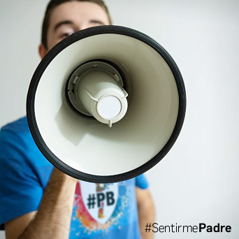 Un padre con una camiseta de Papás blogueros usando un megáfono.
y el HT #sentirmePadre en una esquina.